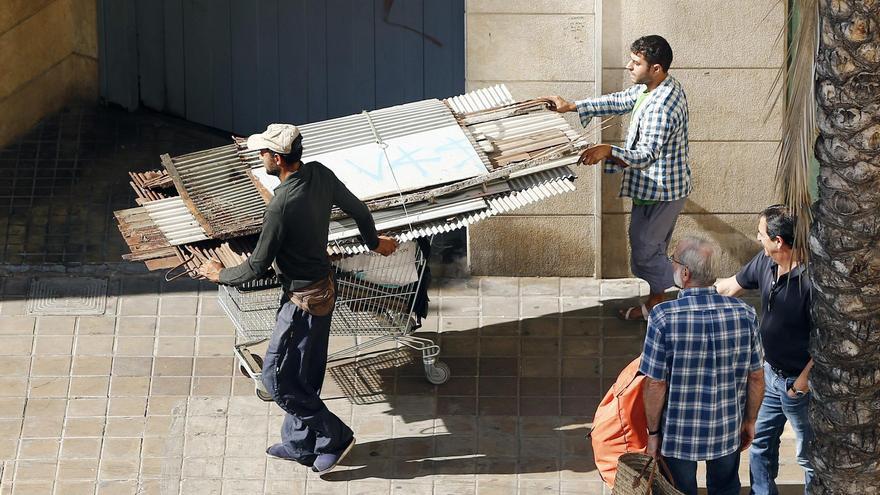 Dos personas en riesgo de exclusión recogen chatarra, imagen de archivo.