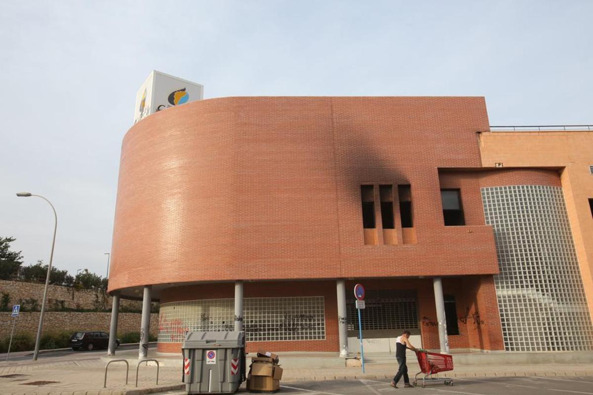 Fachada del edificio, que sufrió un incendio recientemente