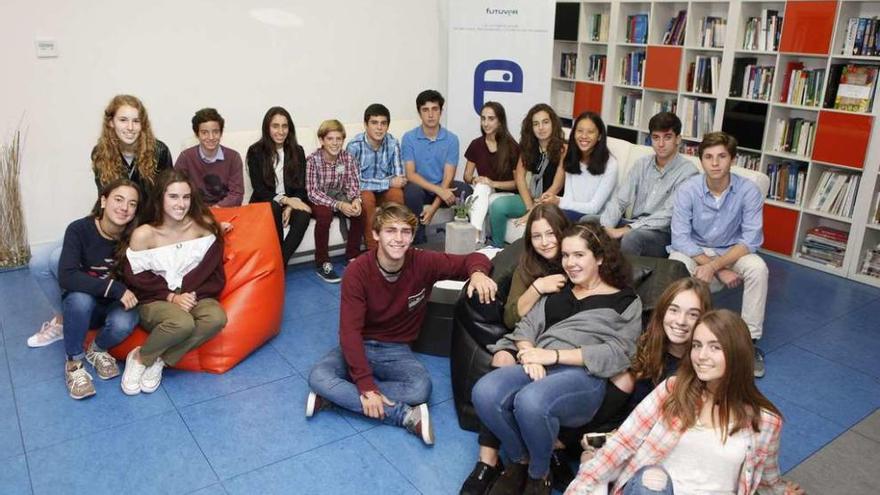 Por la izquierda, Carmen Argüelles e Inés García-Marina (sentadas delante), Christina Bares, Jorge Areces, Victoria Junceda, Jaime y Álvaro Cabal, Pablo Junceda, Blanca Cosmen, Laura Reguero, Lucía Díaz, Diego Fernández y Pedro Fernández. Delante, desde la izquierda, Tomás de Medeiros, Sandra Liébanas, Carlota Alba, María Reguero y Carmen Otero.