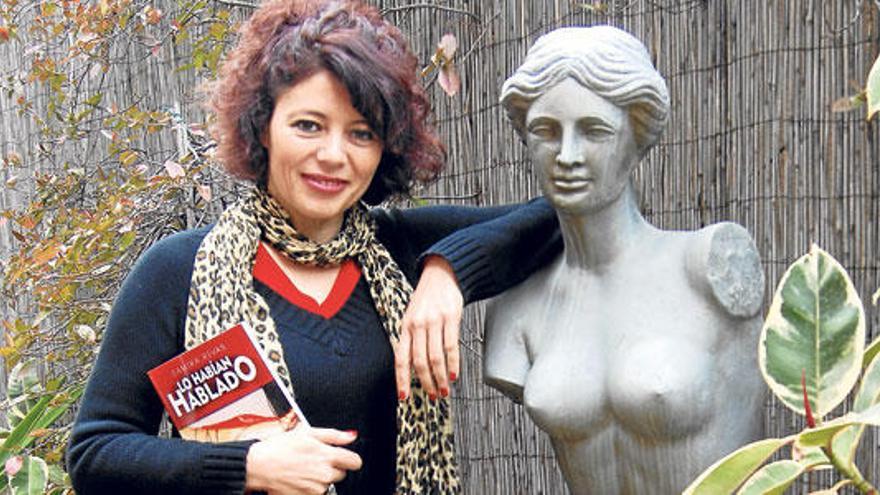 Samira Rivas apoyada en una estatua de Venus, la diosa del Amor romana.