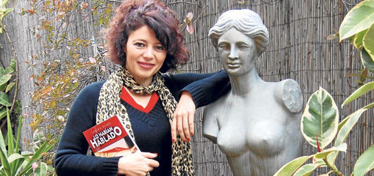 Samira Rivas apoyada en una estatua de Venus, la diosa del Amor romana.