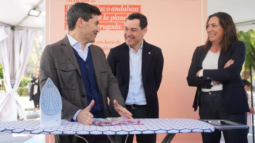 Juanma Moreno, en el centro, presentó ayer la campaña de igualdad.