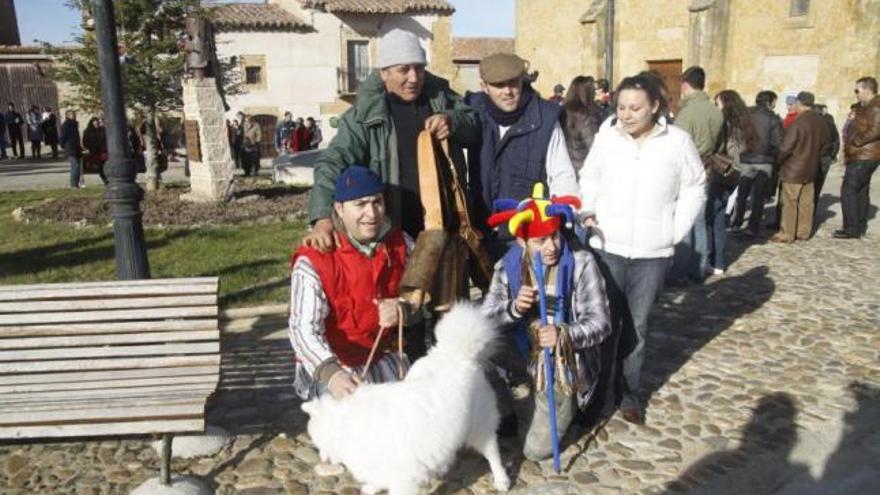 El rito que se cumple todos los años.- Las fotos durante, antes y después de la «función» son un ritual que todos los años se cumple el día de san Esteban. Ayer también.