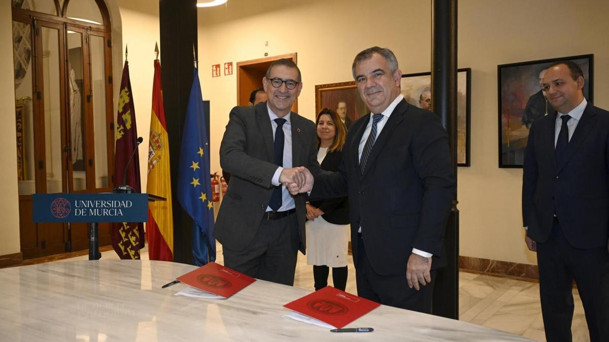 José Luján y Juan María Vázquez firmaron el acuerdo.
