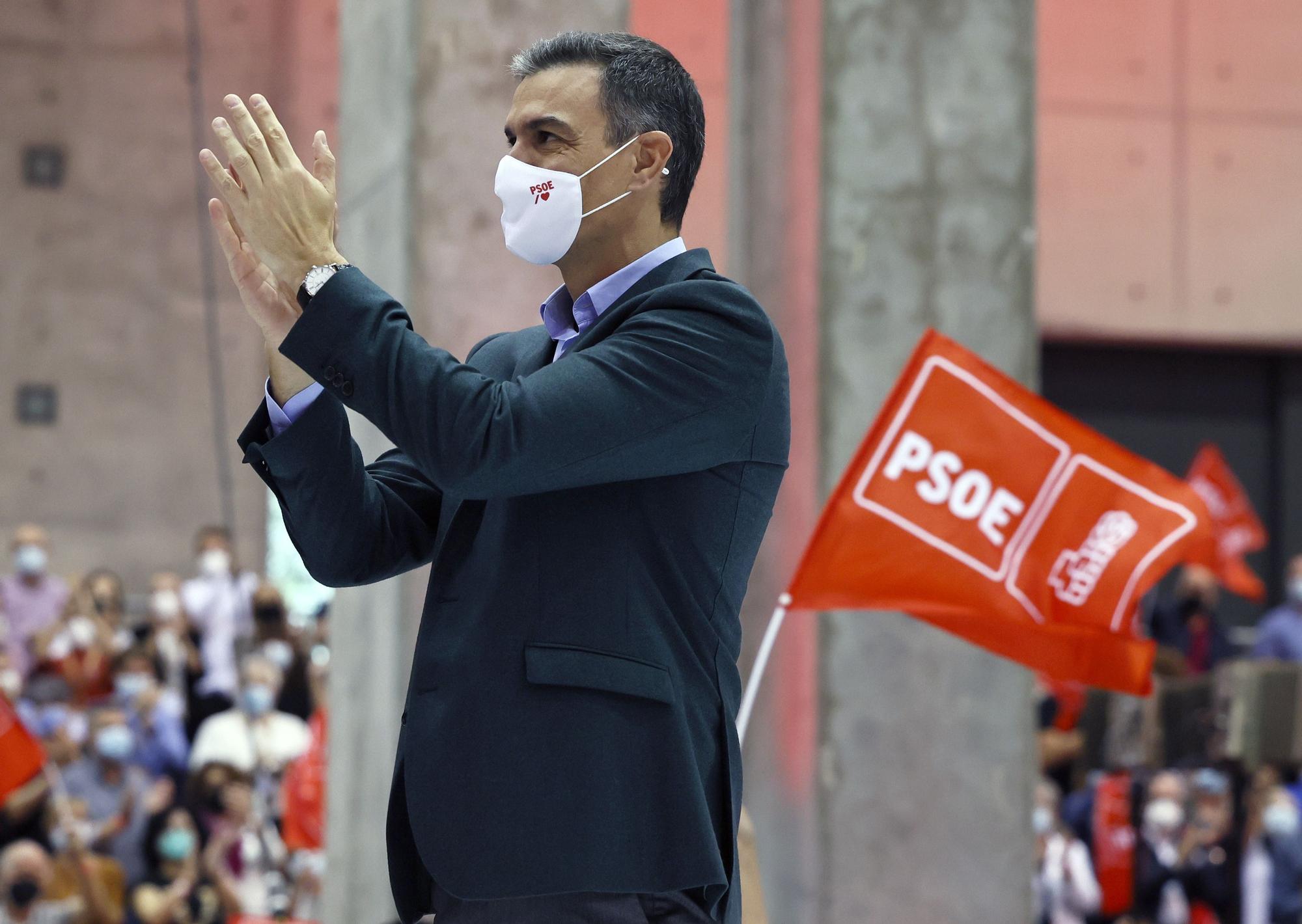 Pedro Sánchez saluda en el plenario del Congreso Federal del PSOE durante su clausura.