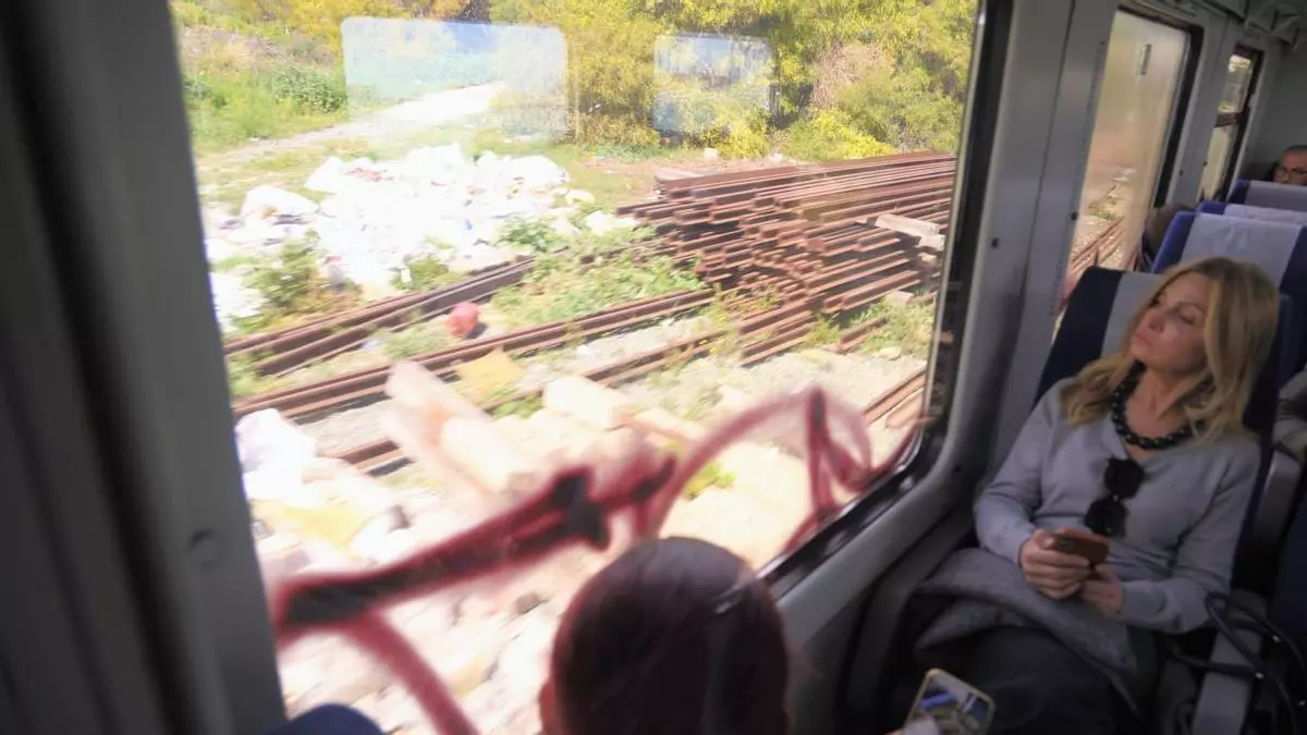 Suciedad acumulada en las vías: así recibe Alicante a los viajeros en tren desde Elche y Murcia