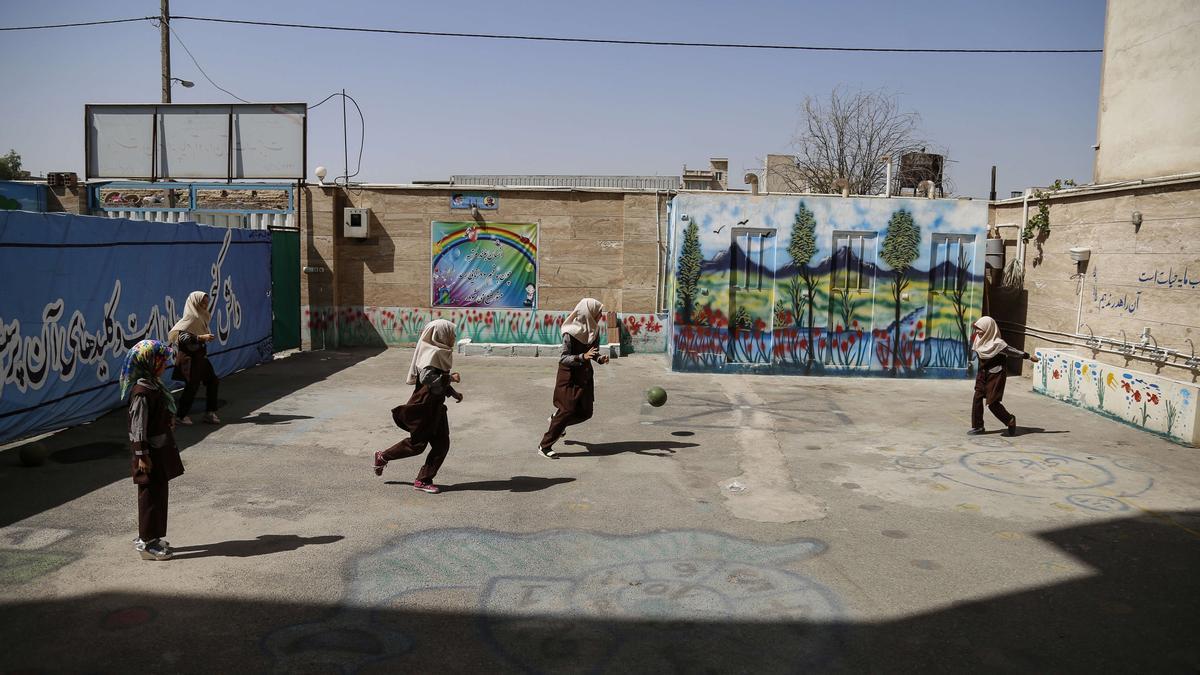 Niñas juegan en un colegio en Teherán, Irán.