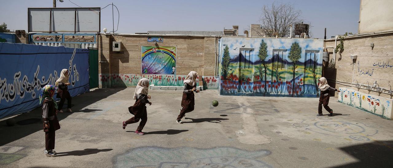 Niñas juegan en un colegio en Teherán, Irán