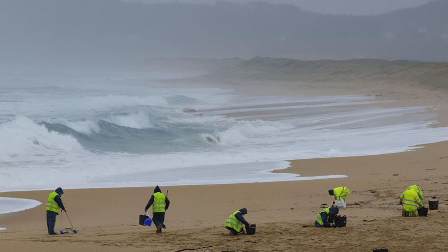 Galicia eleva la alerta para que el Estado intercepte en el mar “cientos de sacos de pellets” antes del sábado