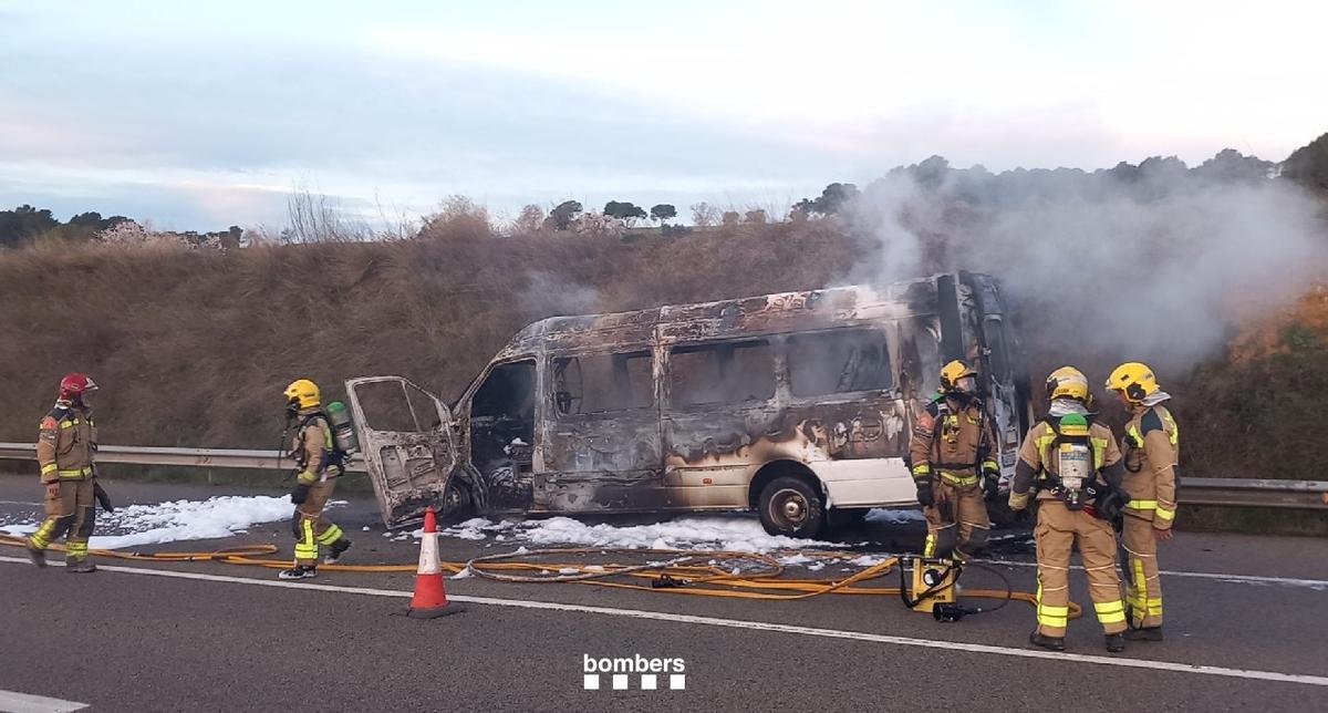 Els Bombers atenent l'incendi que ha calcinat completament el vehicle.