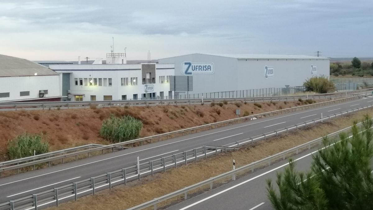 Las naves de la fábrica de zumos Zufrisa, empresa que se liquidó a finales de 2021, ubicadas entre la A-2 y Calatorao.