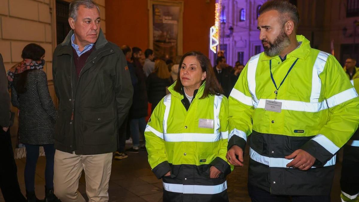 El alcalde de Sevilla, José Luis Sanz, con dos de los agentes cívicos que trabajan en Sevilla.