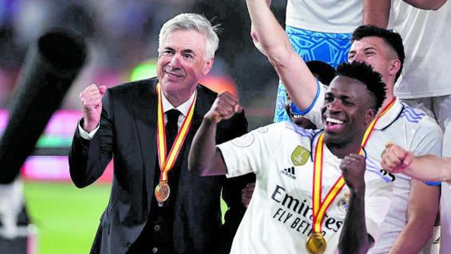 Carlo Ancelotti celebra con los jugadores el triunfo del Real Madrid en la Copa del Rey. |  // EP