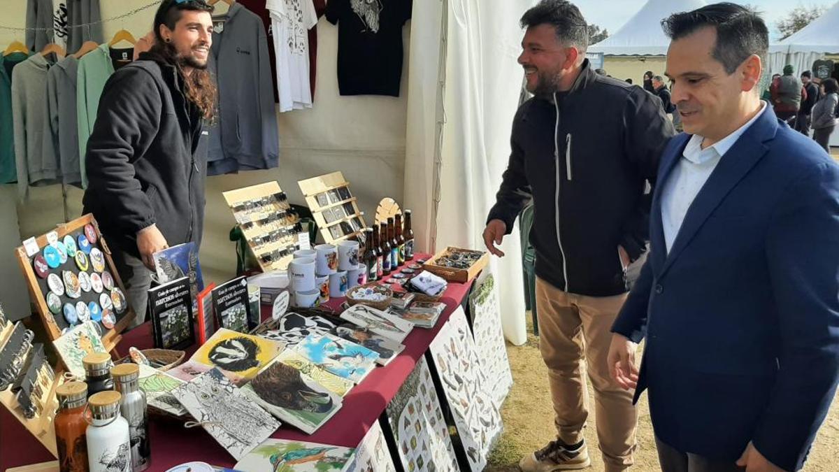 El alcalde de Madrigalejo, Sergio Rey (centro de la imagen), junto al director general de Turismo, Óscar Mateos (a la derecha de la fotografía).