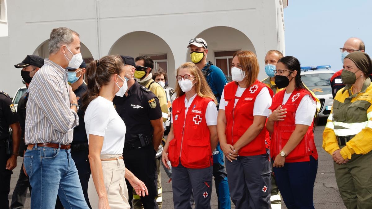 Los Reyes visitan el acuartelamiento del Fuerte donde se encuentran parte de las personas desalojadas tras la erupción del volcán en La Palma.