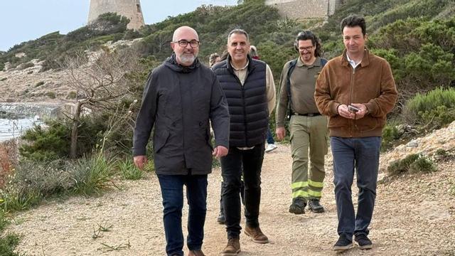 Roig, Gárriz y Gascón, durante la inspección para evaluar el estado del litoral. | J.A.C.
