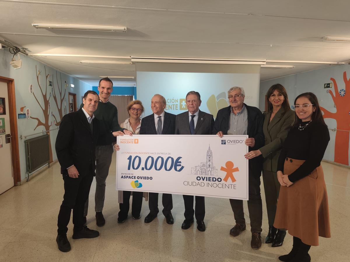 Un momento durante el acto de entrega del cheque en el centro.