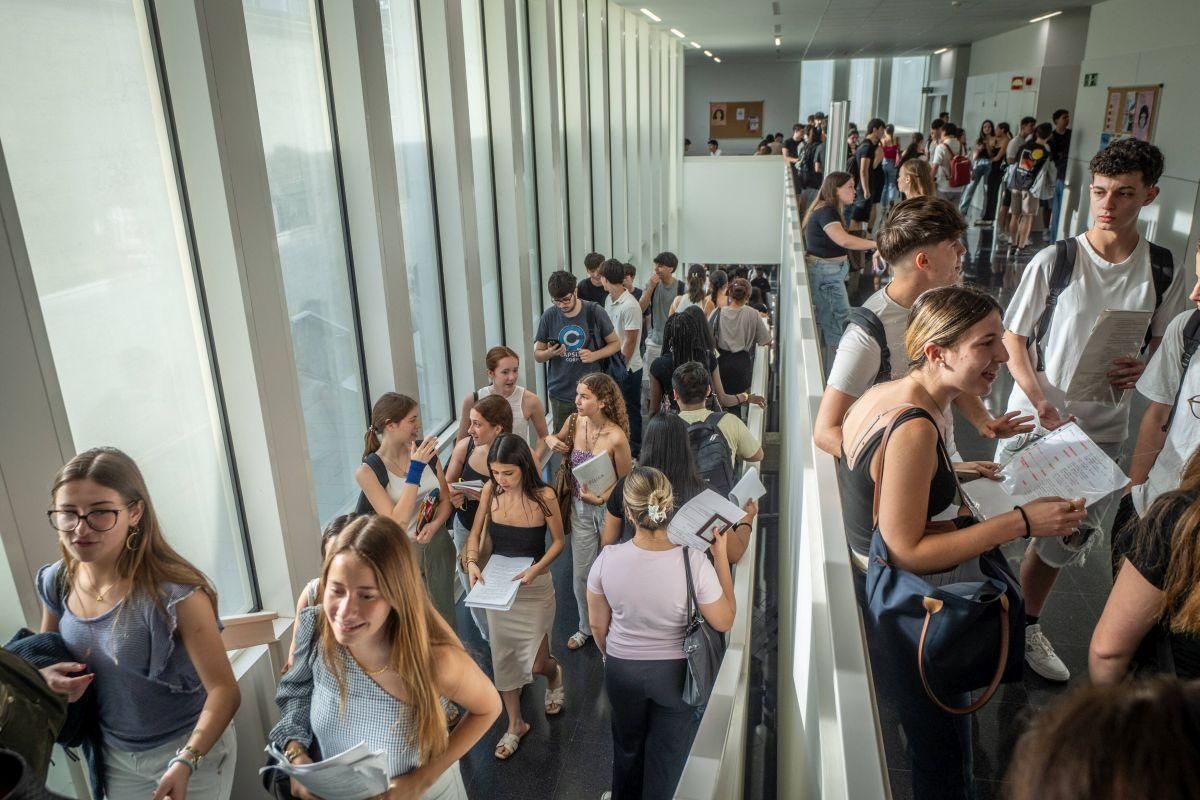 Llegada de alumnos a la Facultat de Dret de la UB, el primer día de exámenes de las PAU 2025 en Catalunya