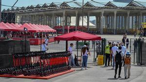 Patinetes para cruzar el puente del Parc del Fòrum