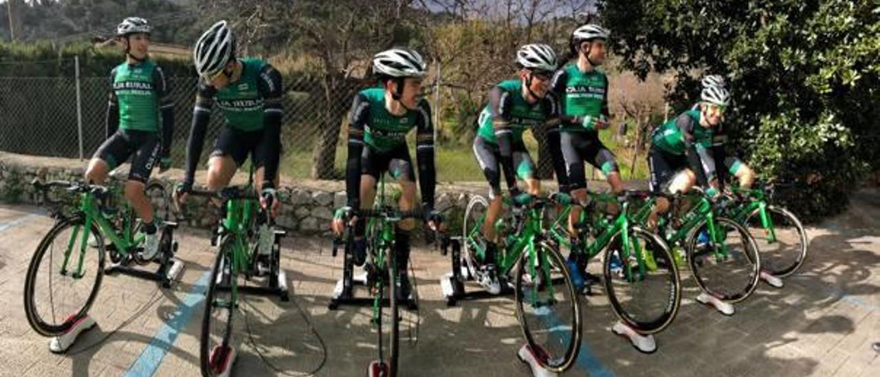 Sebastián Mora, en un calentamiento con sus compañeros de equipo.