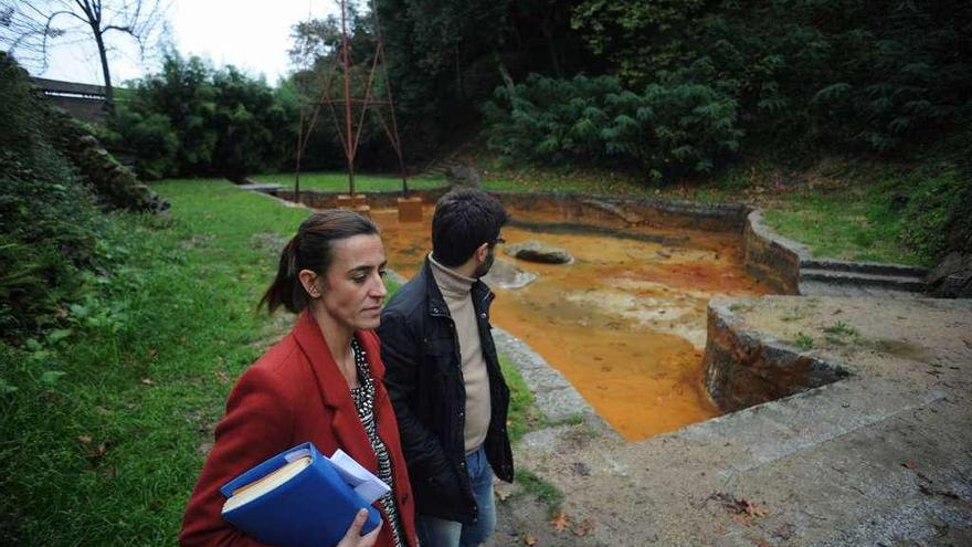 La concejala de Urbanismo y un representante de la empresa junto al estanque. // Iñaki Abella