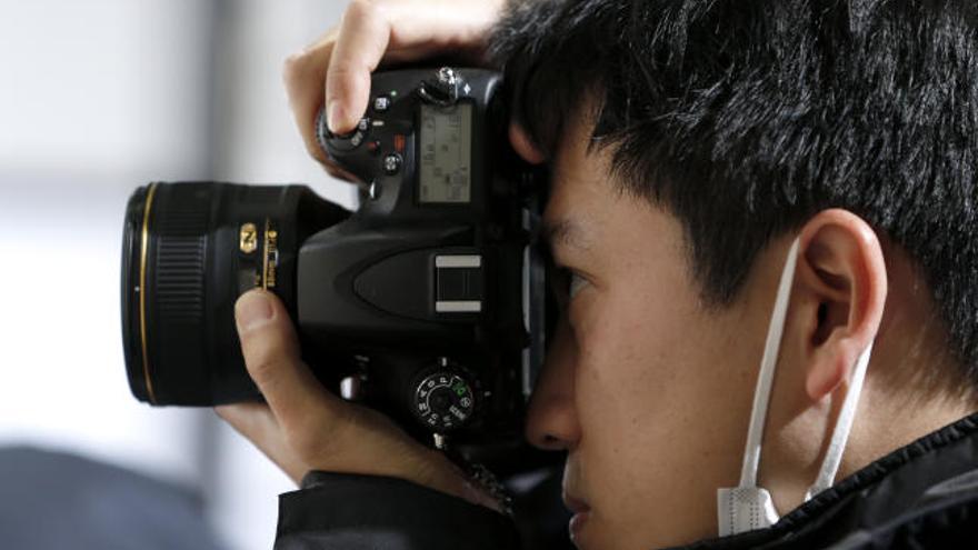 Un hombre toma una fotografía