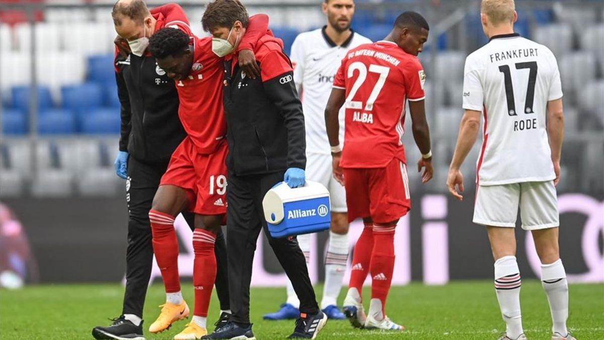 Alphonso Davies se retiró del terreno de juego lesionado en el minuto 3 del encuentro ante el Eitracht Frankfurt