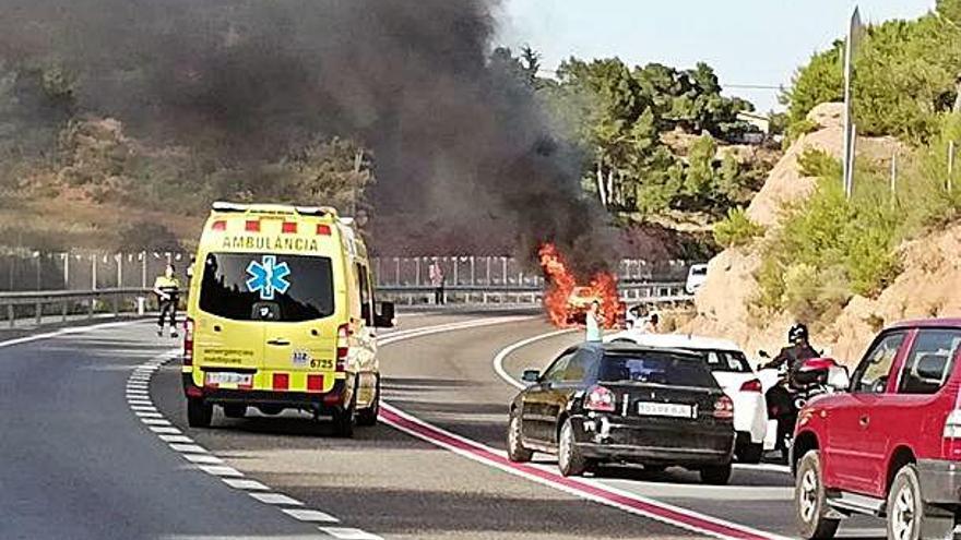 Crema un vehicle a l&#039;eix Diagonal, a Sant Salvador de Guardiola