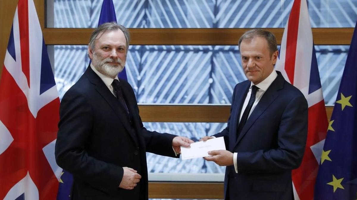 El representante británico permanente en la UE, Tim Barrow, entrega la carta de May activando el 'brexit' a Donald Tusk, presidente del Consejo Europeo, en Bruselas, el 29 de marzo.