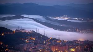 primera vez esta temporada otoño-invierno con la clásica niebla del Vallès que cae en Barcelona por las crestas más bajas de Collserola a orillas del río Besòs