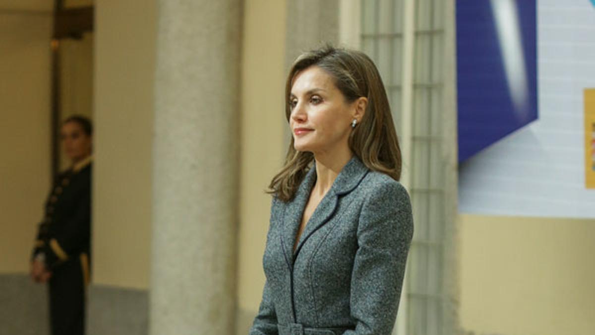 Letizia Ortiz recupera su traje gris bordado de Felipe Varela