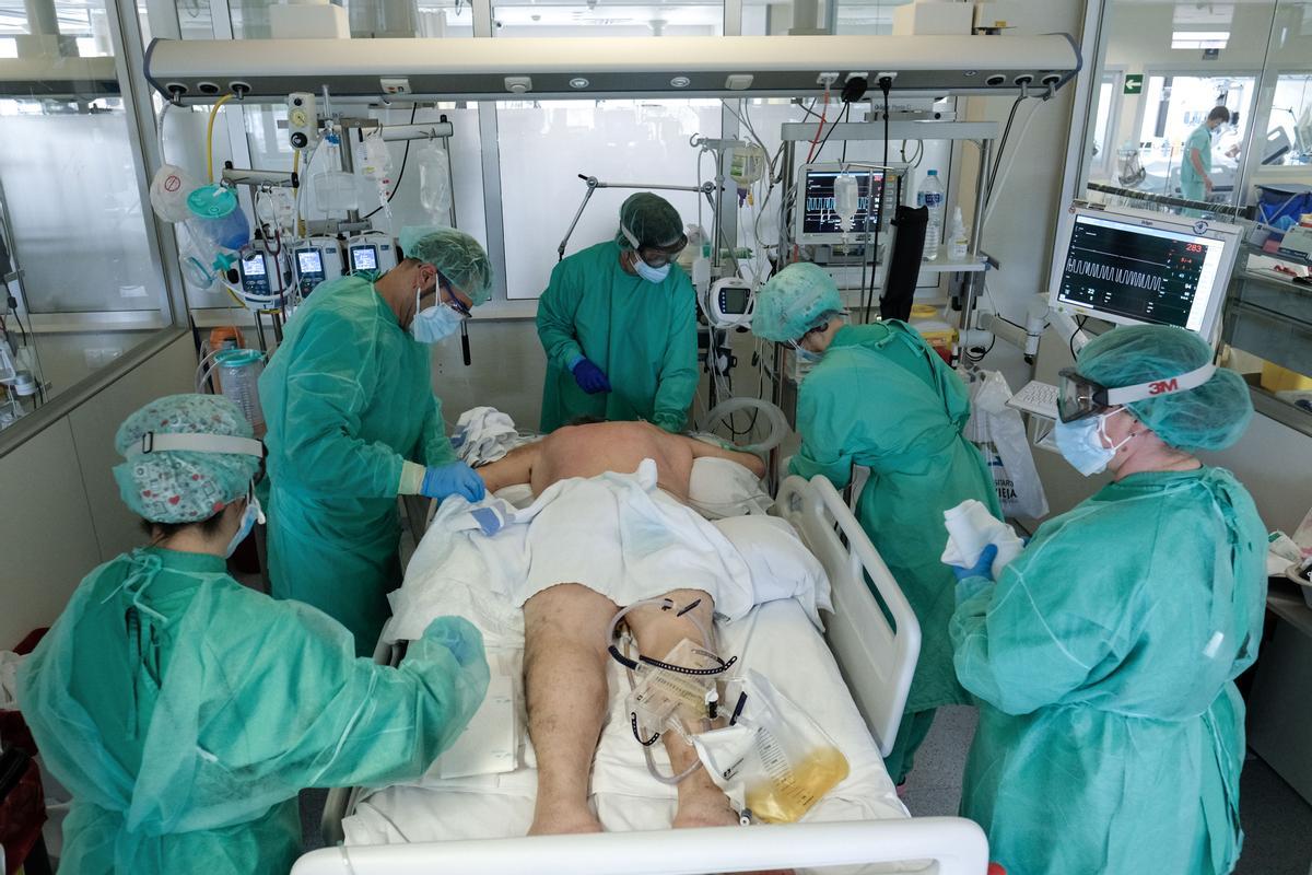 Los médicos de la UCI advierten de la pérdida de personal.