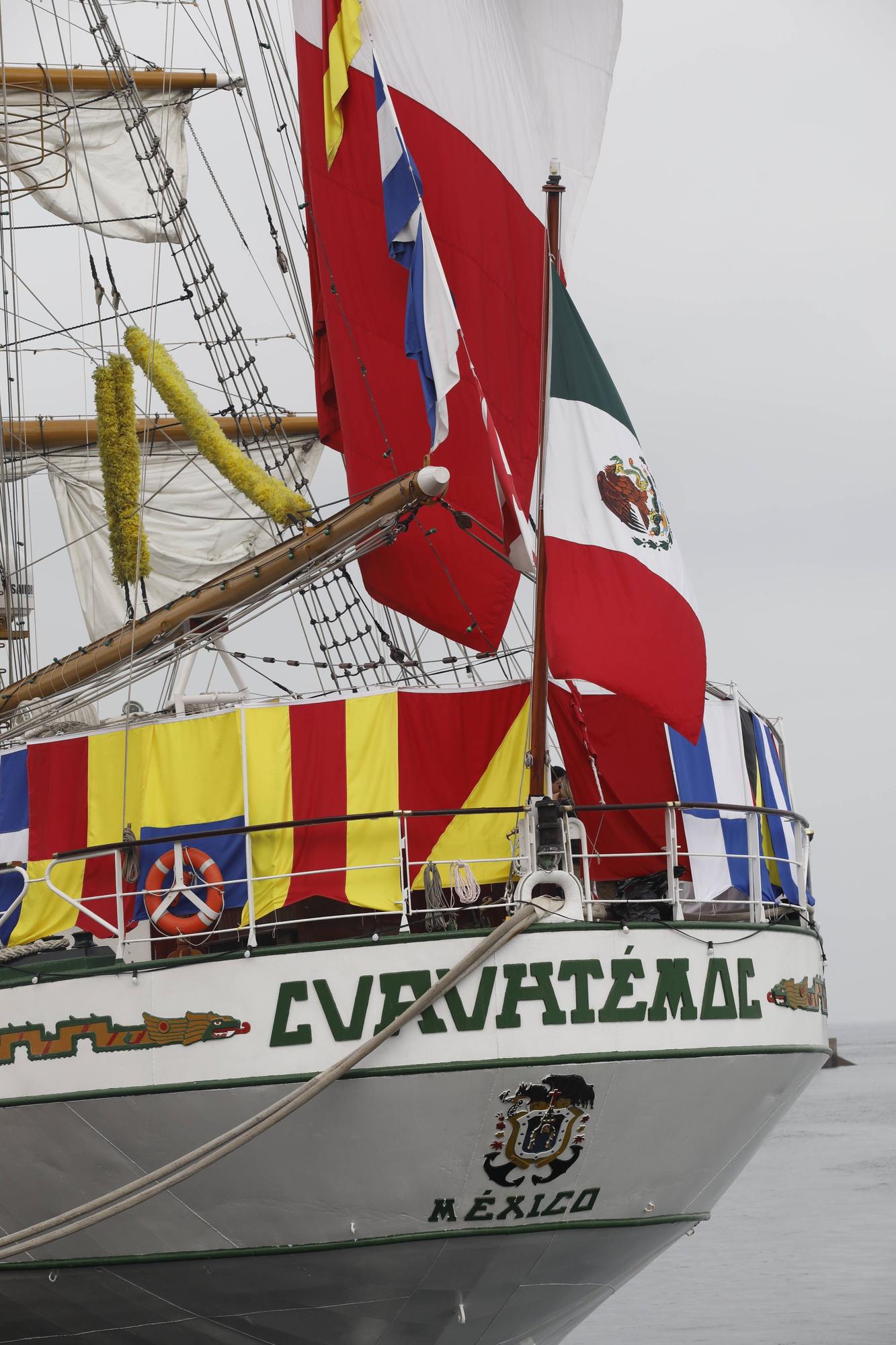 En imágenes: Colas en el puerto de Gijón para visitar el buque escuela de la Armada de México