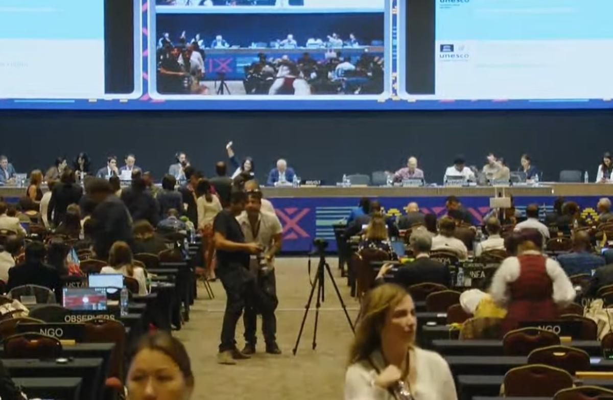 Momento en el que la presidenta del comité escancia un culín al aire.