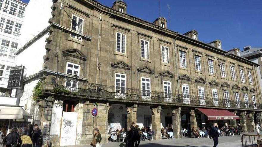 Bloque de inmuebles de la Casa de Paredes, con el número 14 en el extremo izquierdo.