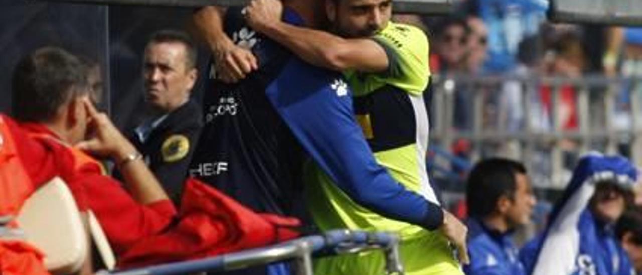 Pelayo se abraza con el doctor César Quesada después de marcar el primer gol.