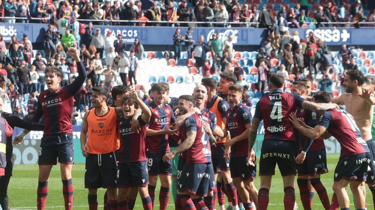 Brugué celebra junto a sus compañeros la victoria frente al CD Castellón en el césped del Ciutat