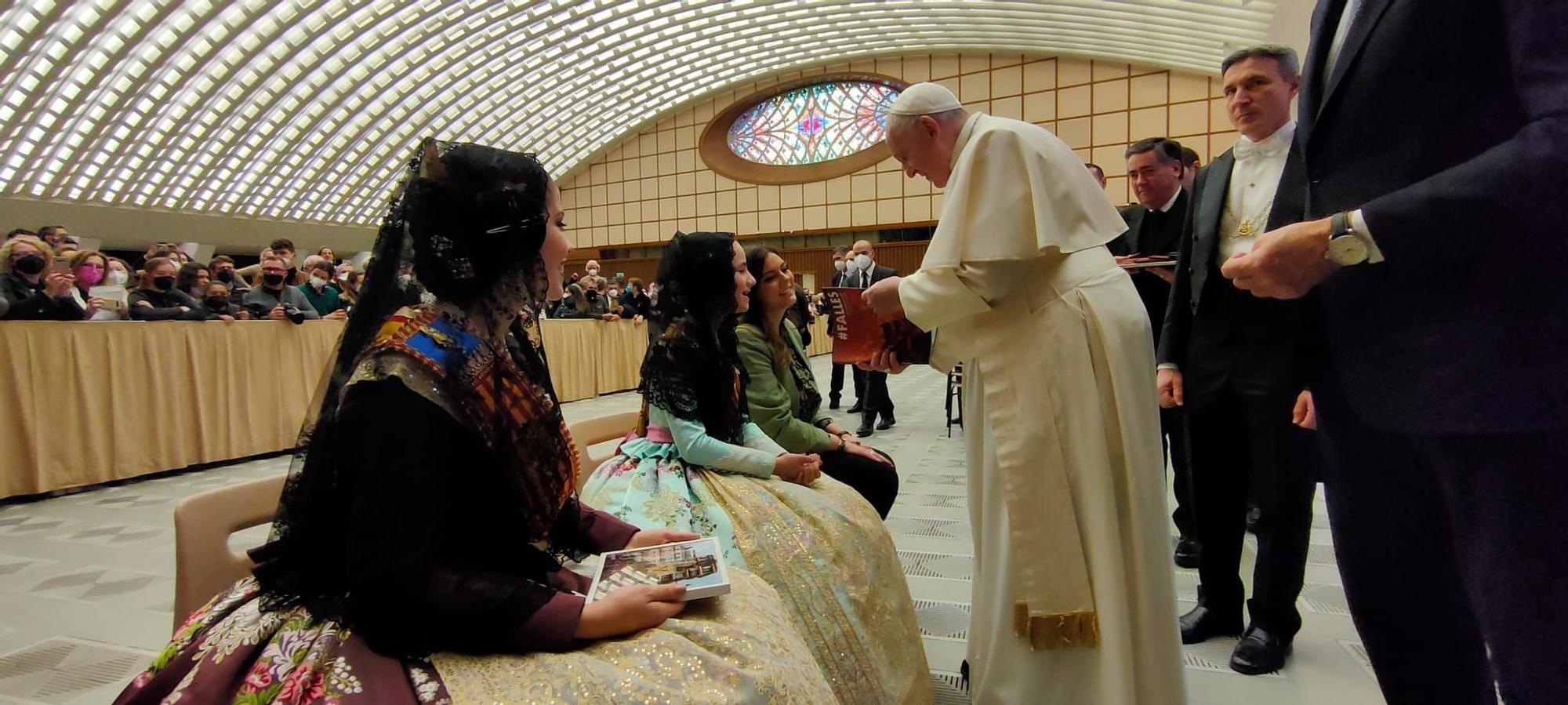 Extra Fallas Levante-EMV. Momento histórico: el papa Francisco recibe a las falleras mayores de València