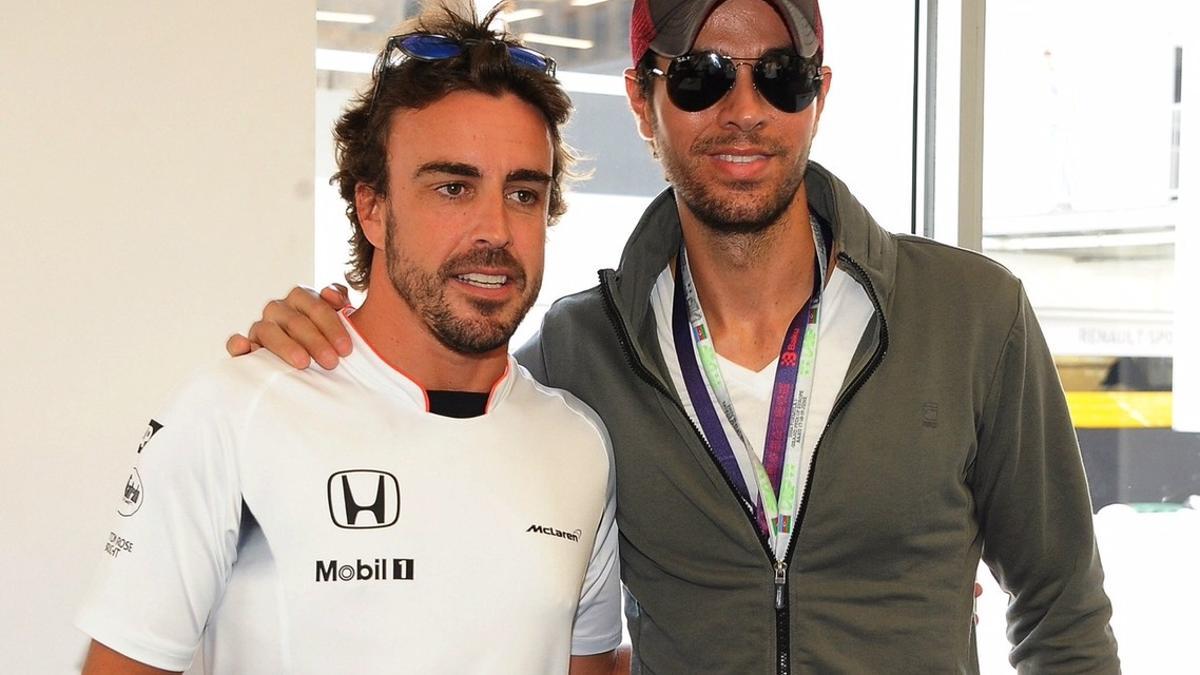 Enrique Iglesias y Fernando Alonso en Bakú