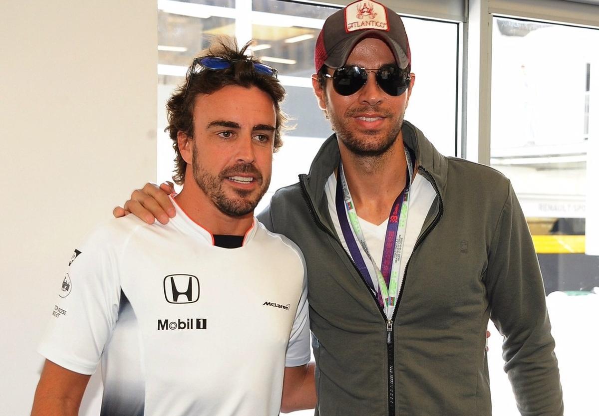 Enrique Iglesias y Fernando Alonso en Bakú