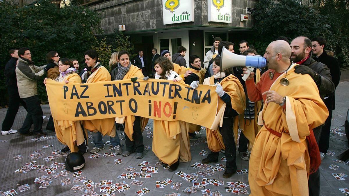 Concentración antiabortista frente a la clínica Dator, en Madrid.