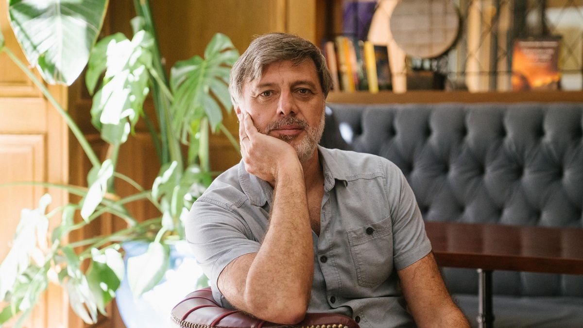 Andrés Barba: "La peor decadencia es la que proviene de un germen hermoso y esperanzador y muchos españoles estamos heridos por eso de forma insanable"