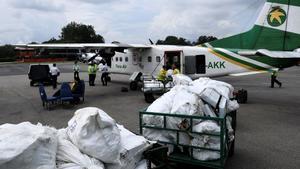 Los deshechos del Everest son transladados en aviones a plantas de tratamiento de basura.