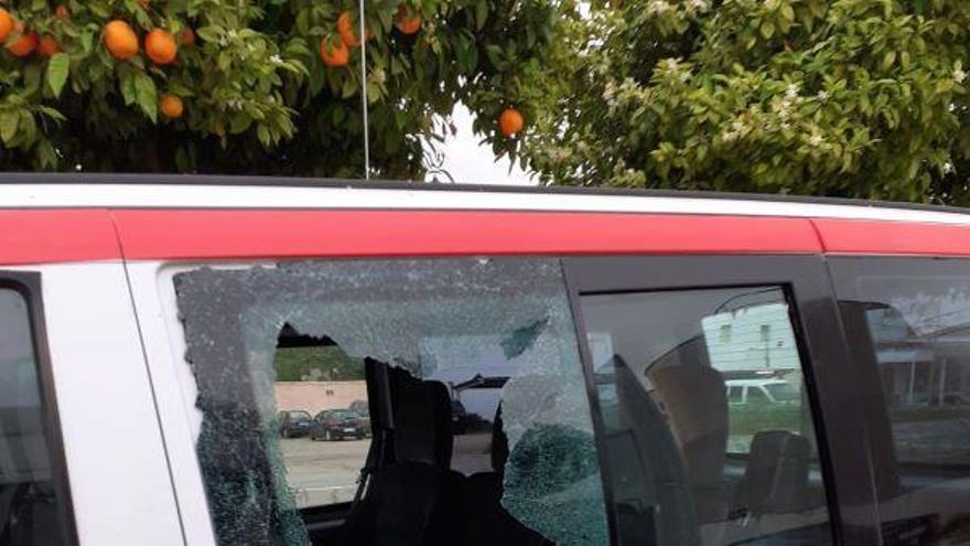 Destrozan las ventanas de una furgoneta de la Cruz Roja en Villafranca de los Barros
