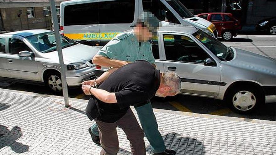 El detenido llega al juzgado conducido por la Guardia Civil.