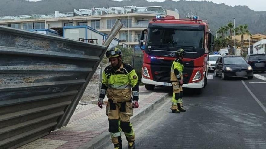 El viento del fin de semana deja 19 intervenciones de los bomberos por caída de árboles y otros elementos a la vía pública en Tenerife