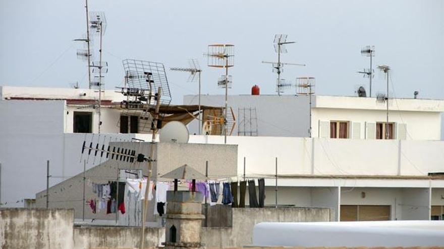 Tejados de Sant Francesc llenos de antenas orientadas en dirección a Ibiza.