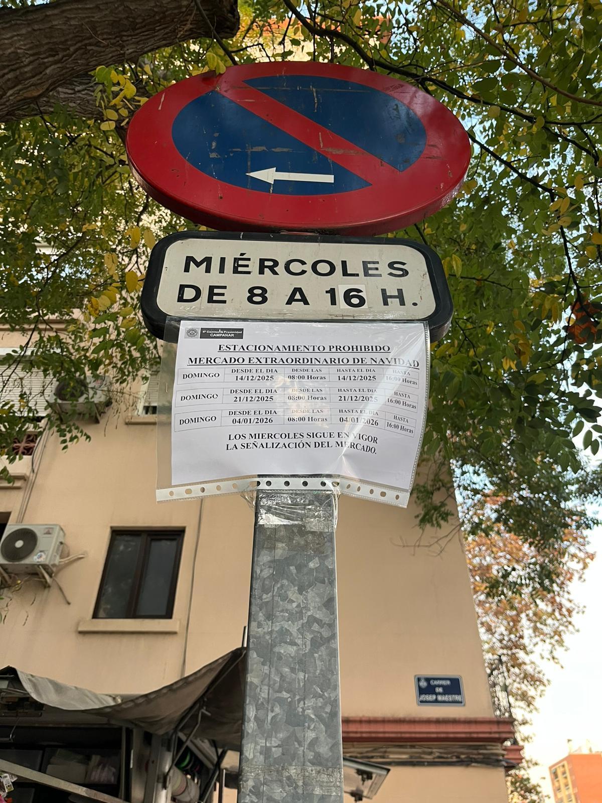 La señalización actual para avisar del montaje extraordinario del mercadillo de Castilla