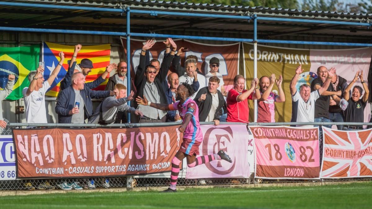 Aficionados brasileños en un partido del Cortinthian-Casuals