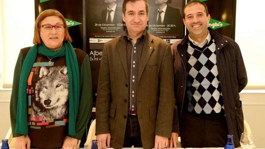 La presidenta de la Junta de Vigo de AECC, Ángeles Pazos, el músico y actor Alberto Cunha y el gerente de Xquatro, Marcos Rodríguez, ayer en la presentación (izq. a dcha.).